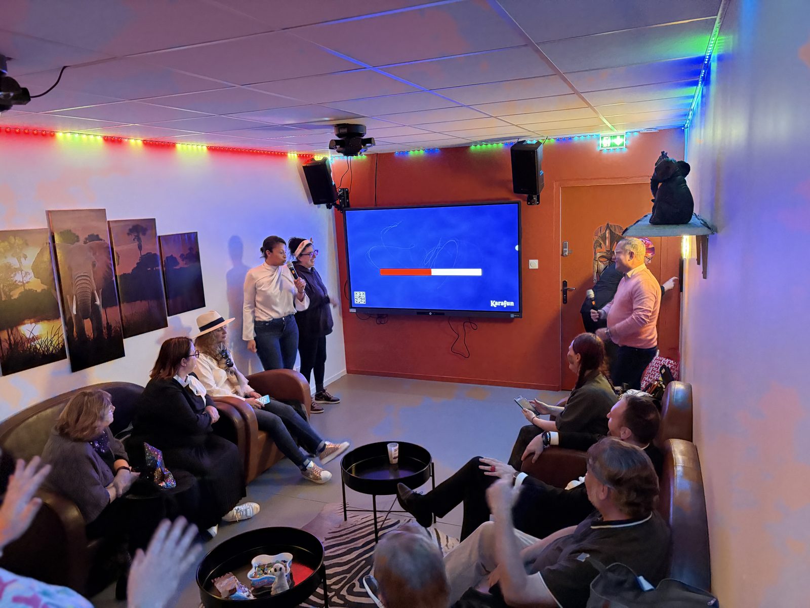 Groupe de collègues lors d'une session karaoké dans la salle Safari de Team Square